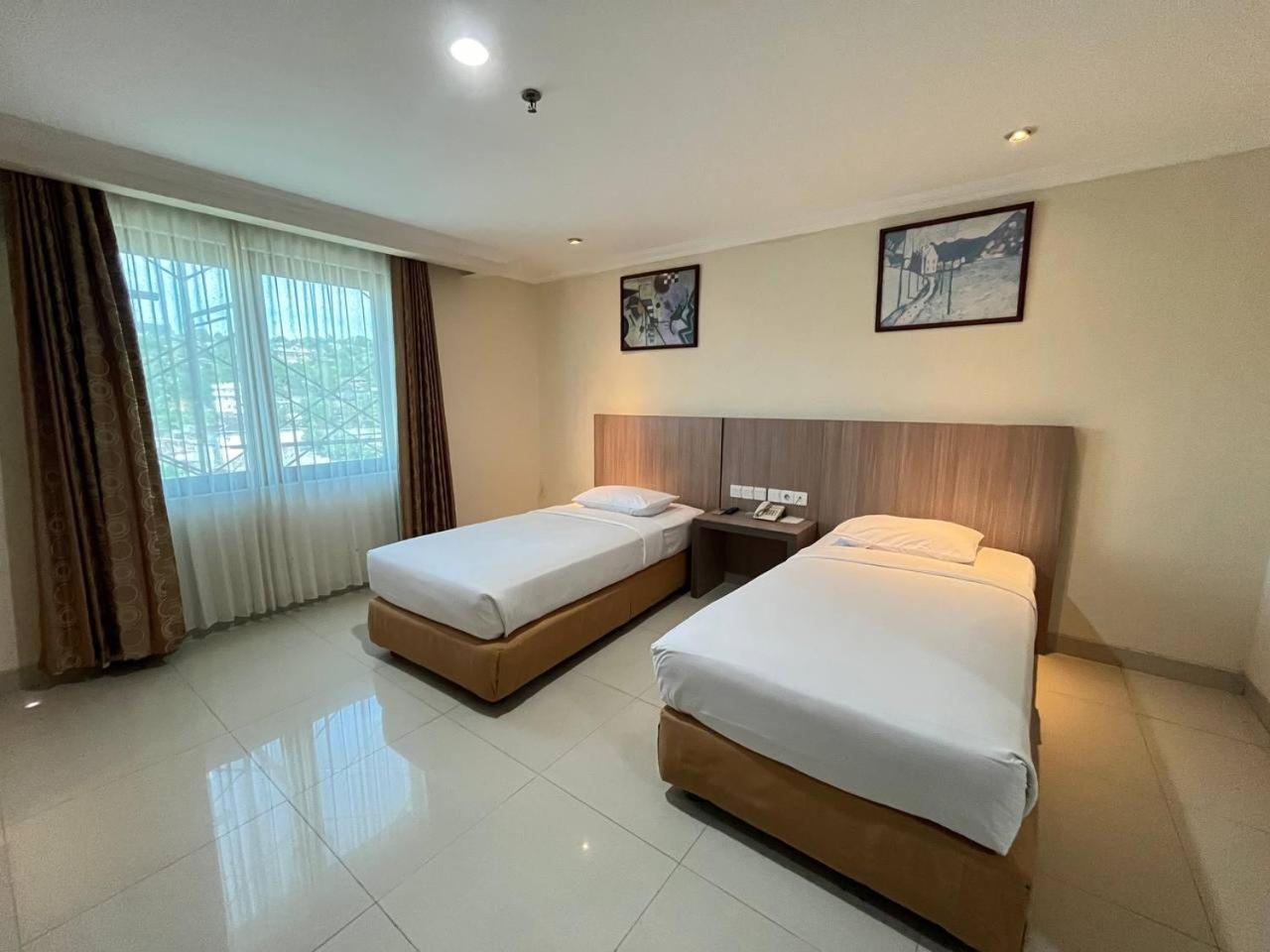 Manise Hotel Ambon Exterior foto